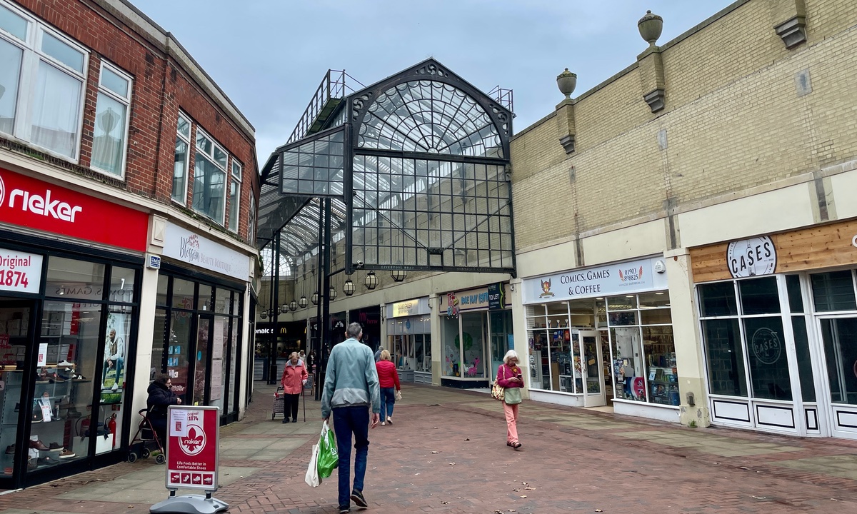 MP Beccy Cooper Visits Worthing Town Centre Amid Shoplifting Concerns